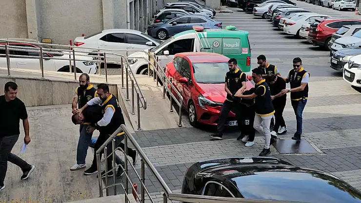 Kendilerini polis olarak tanıtıp milyonluk vurgun yaptılar