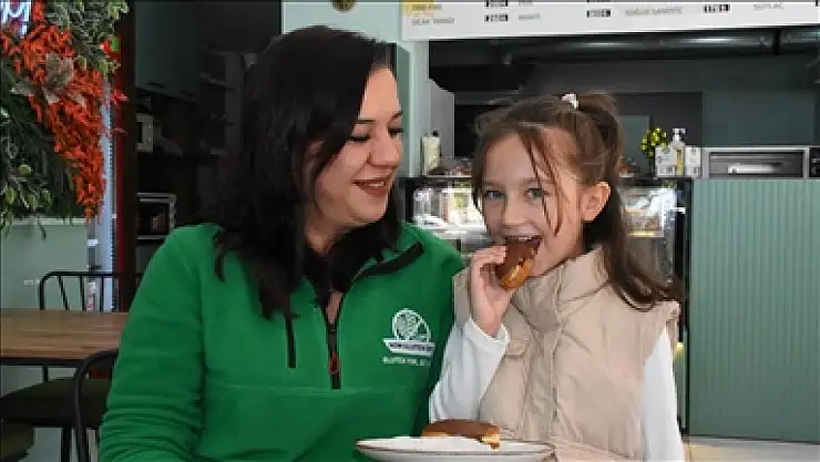 Kızı için glütensiz tarifler geliştirmeye başlayan bir anne, bu tutkusunu bir restoran ve markete taşıyarak herkese glütensiz tatlar sunuyor.