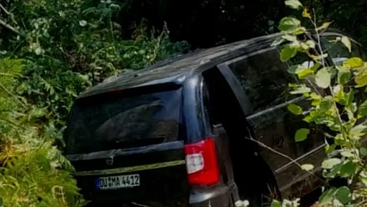 Kontrolden çıkan minibüs şarampole yuvarlandı