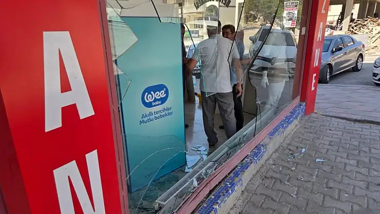 Kontrolden çıkan otomobil eczaneye daldı