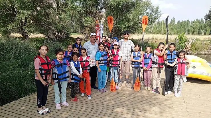 Kuran kursu öğrencilerine kano ödülü