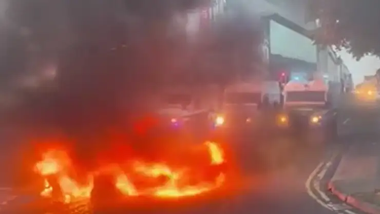 Kuzey İrlanda da evler ve araçlar kundaklandı