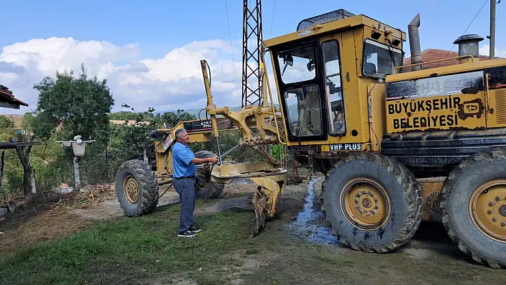 Mahalle muhtarı iş makinesini kendi elleriyle yıkadı