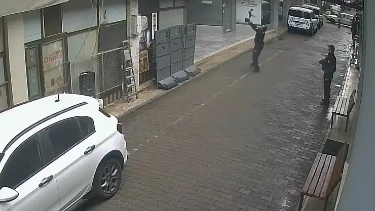 Manisa'da Düşen Kedi, Polis Memuru Tarafından Havada Kurtarıldı