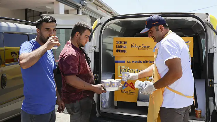 Mersin'de emekçilere limonata ikramı