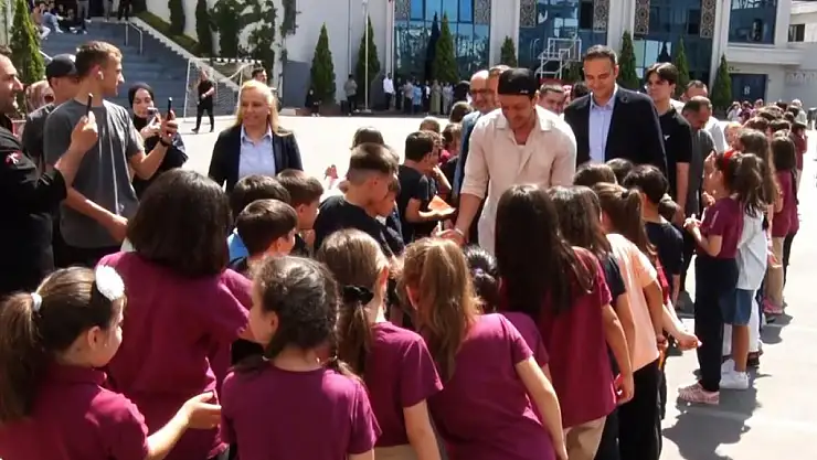 Mesut Özil, öğrencilerle bir araya geldi