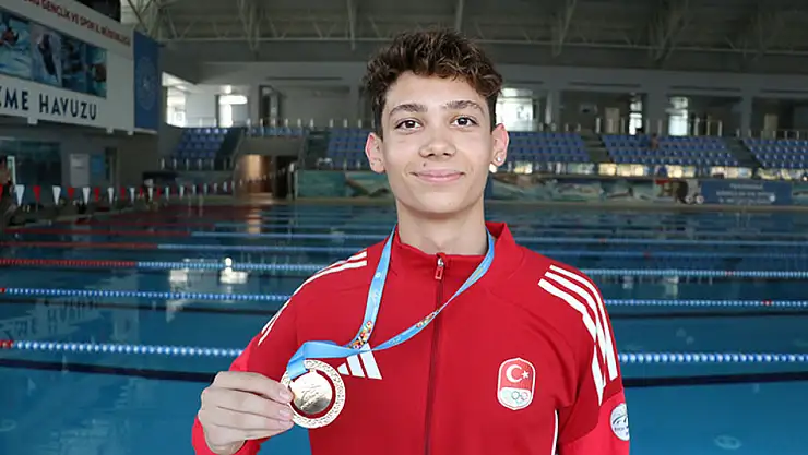 Milli yüzücü Eymen İbolar, EYOF'tan altın madalyasını kaptı