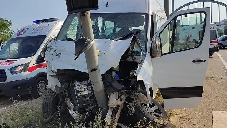 Minibüs ile otomobilin çarpıştı