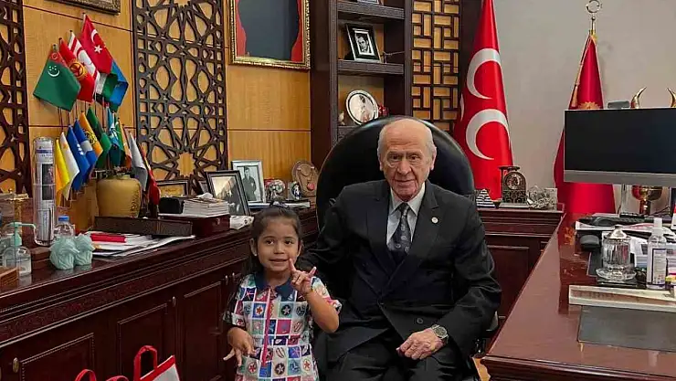 Minik Hilal Devlet Dedesi'nin elini öptü