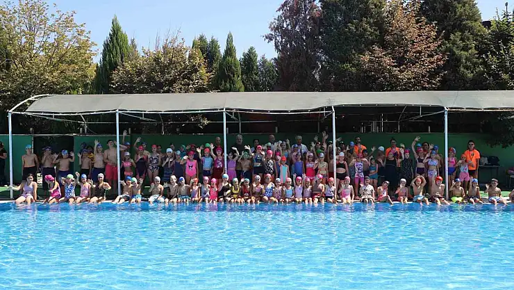 Minik yüzücüler başarı belgelerini aldı