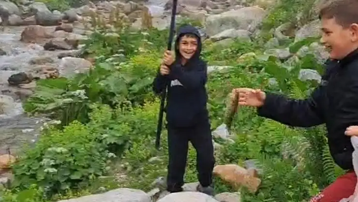 Miniklerin görülmeye değer ilk balık tutma mutluluğu