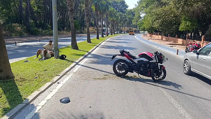 Motosiklet palmiye ağacına çarptı