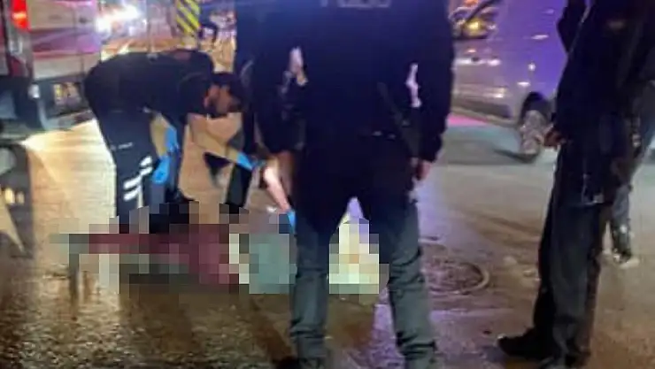 Motosiklet sürücüsü vidanjörün altında kaldı