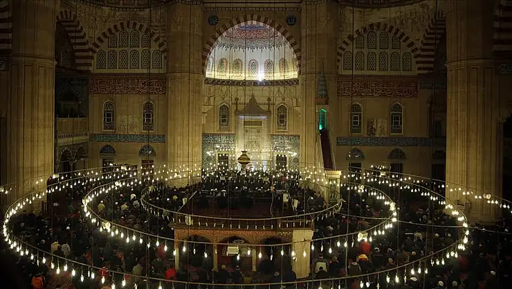 Müslümanlar Mevlit Kandili'nde Bir Araya Geliyor