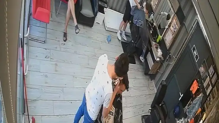 Müşterisinin saçını keserken duvardaki petek yere düştü