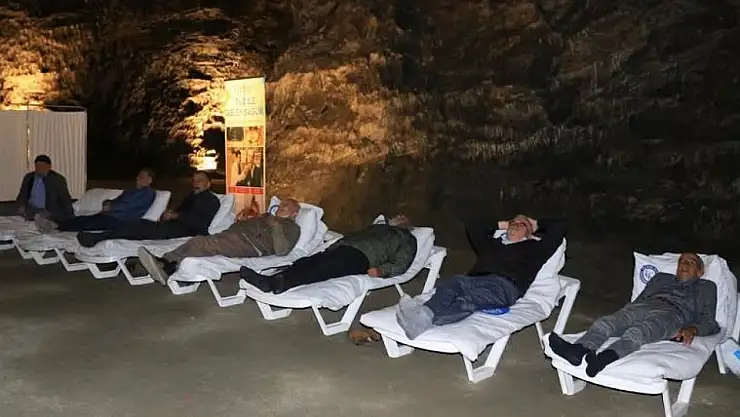 Nefes alabilmek için yerin 150 metre altında şifa arıyorlar