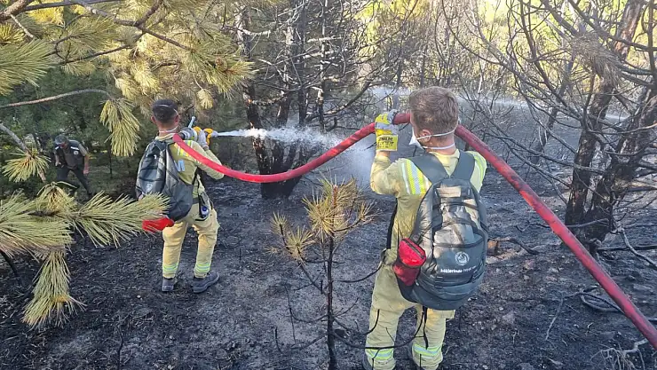 Öğrenciler yangınlarla mücadelede görev başında