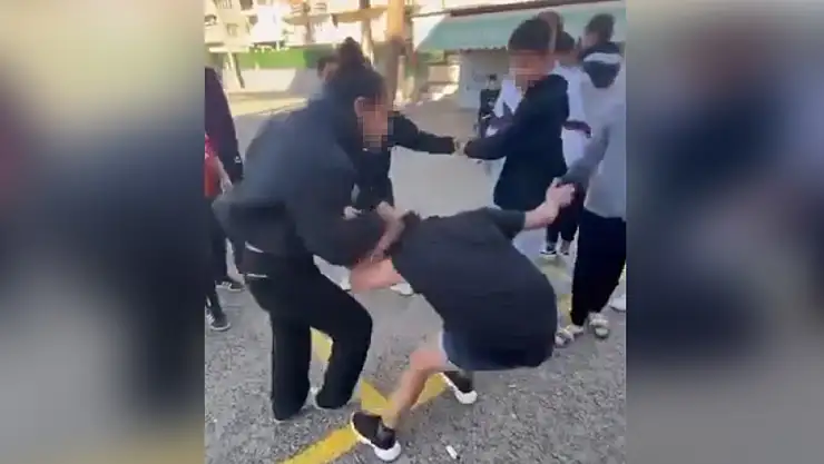 Okul Bahçesinde 11 Öğrenciden Kız Öğrenciye Saldırı