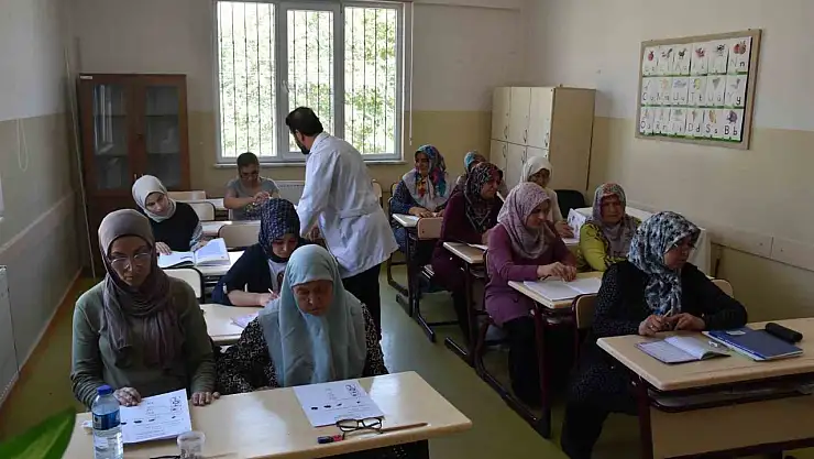 Okuma yazma kursu öğrenmenin yaşının olmadığını gösteriyor
