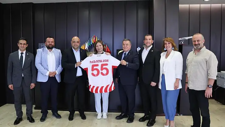 OMÜ Rektörü Aydın'a özel Samsunspor forması