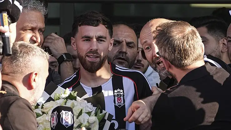 Orkun Kökçü siyah-beyaz renklerine bağlandı