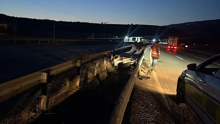 Otomobil bariyerlere çarptı: 3 yaralı