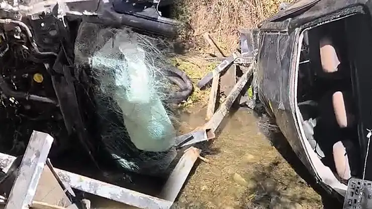 Otomobil dereye uçtu: 4 yaralı