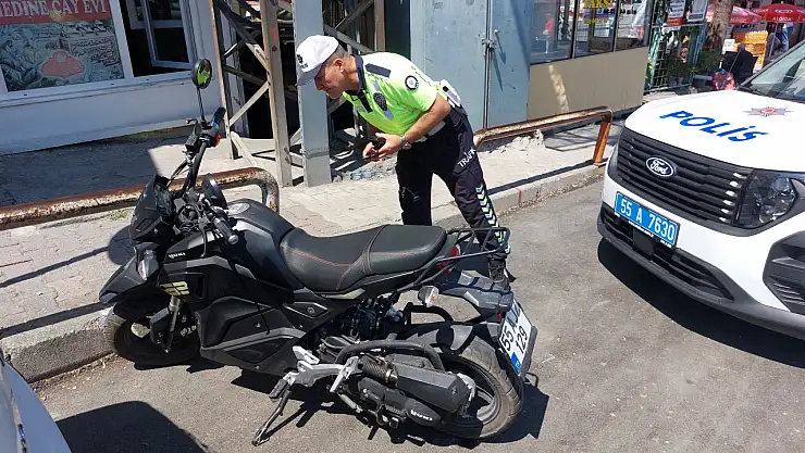 otomobil ile motosikletin çarpıştı