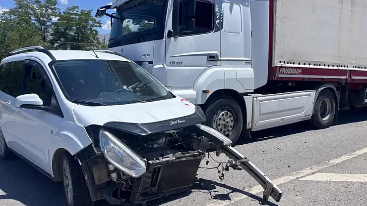 Otomobil ile tır çarpıştı: 2 yaralı