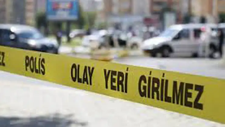 Otomobil motosiklet sürücüsüne çarptı