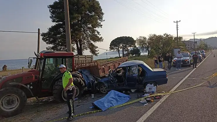 Otomobil park halindeki traktöre çarptı