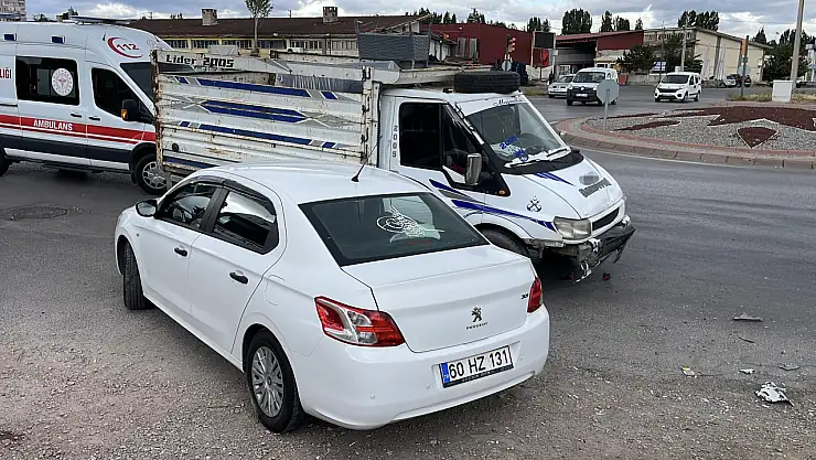 Otomobil ve kamyonet çarpıştı
