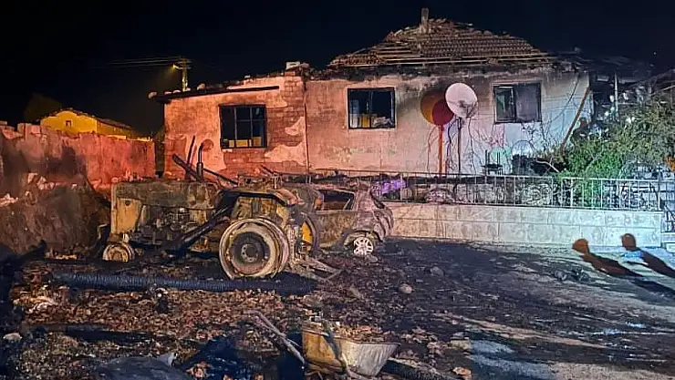 Otomobil ve Traktör Küle Döndü, 3 Koyun Telef Oldu