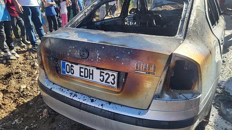 Park halindeki araç alev alev yandı