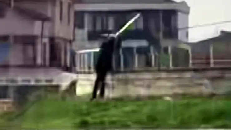 Parkta hayrete düşüren görüntü: 'Belediye yapar, vatandaş böyle çalar'