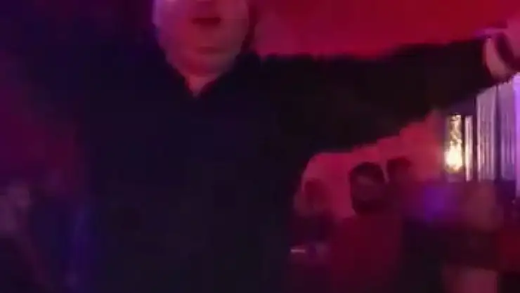 Pavyonda eğlendi, terfi aldı