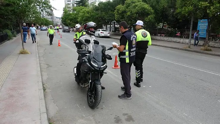 Polislerden sürücülere 'güvenli sürüş' uyarısı