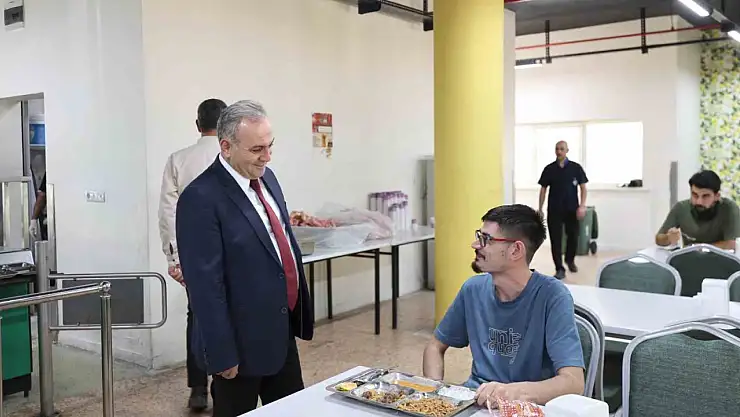 Rektör tıp fakültesi öğrencileri ile bir araya geldi