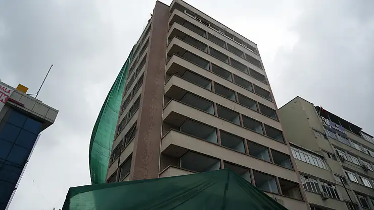 Risk taşıyan binanın yıkımına başlandı