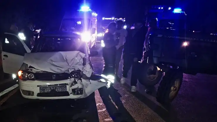 Safranbolu'da traktör ile otomobil çarpıştı: 4 yaralı