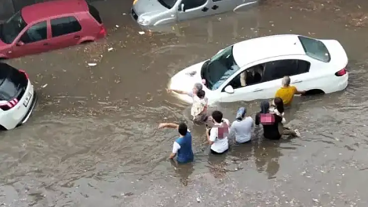 Sağanak yağış hayatı felç etti, onlarca vatandaş alt geçitte mahsur kaldı