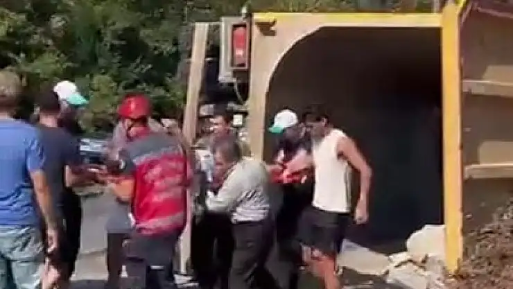 Sakarya'da hafriyat kamyonu devrildi