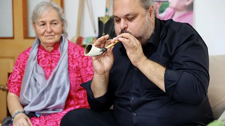 'Salça tenekesinden rebap yaptım'