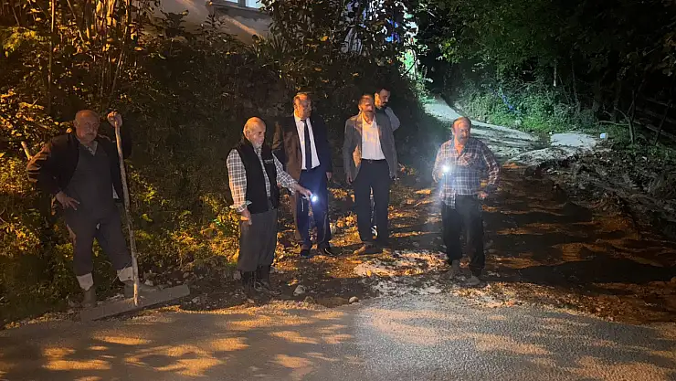 Salıpazarı'nda gece mesaisiyle beton yol çalışması