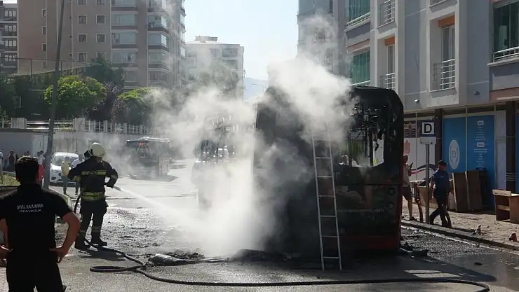 Samsun'da Dehşet Anları! Seyir Halindeki Belediye Otobüsü Alev Alev Yandı