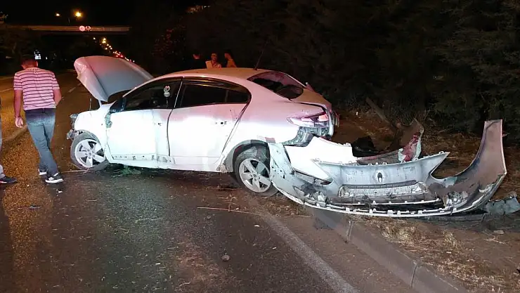 Samsun'da Gece Yarısı Feci Kaza: Otomobil Ağaca Çarptı, 1 Yaralı
