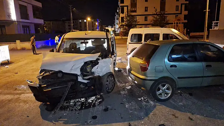 Samsun'da iki hafif ticari araç çarpıştı