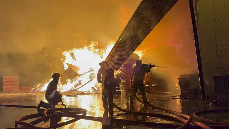 Samsun'da Kereste Fabrikası Alev Alev!