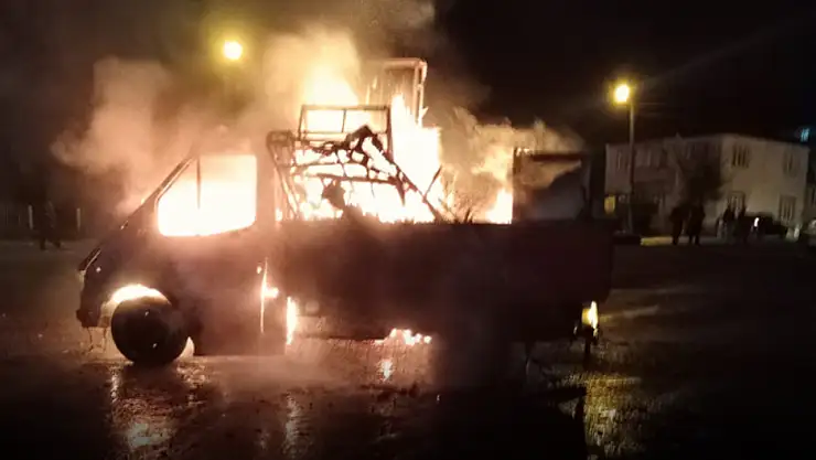 Samsun'da park halindeki otomobil alev alev yandı