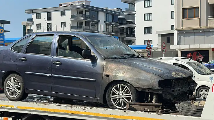 Samsun'da seyir halindeki otomobil alev alev yandı
